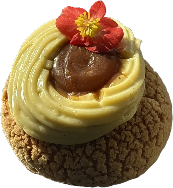 Choux auriu cu cremă diplomat cu fistic, insert de caramel sărat și floare comestibilă roșie