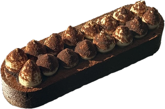 Tartă alungită de ciocolată în stil tiramisu, cu picuri de cremă pudrați cu cacao